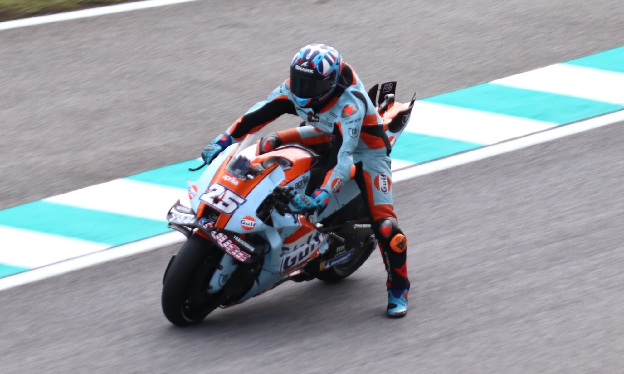 Raúl Fernández versenymotoros a Trackhouse Racing csapat MotoGP motorján