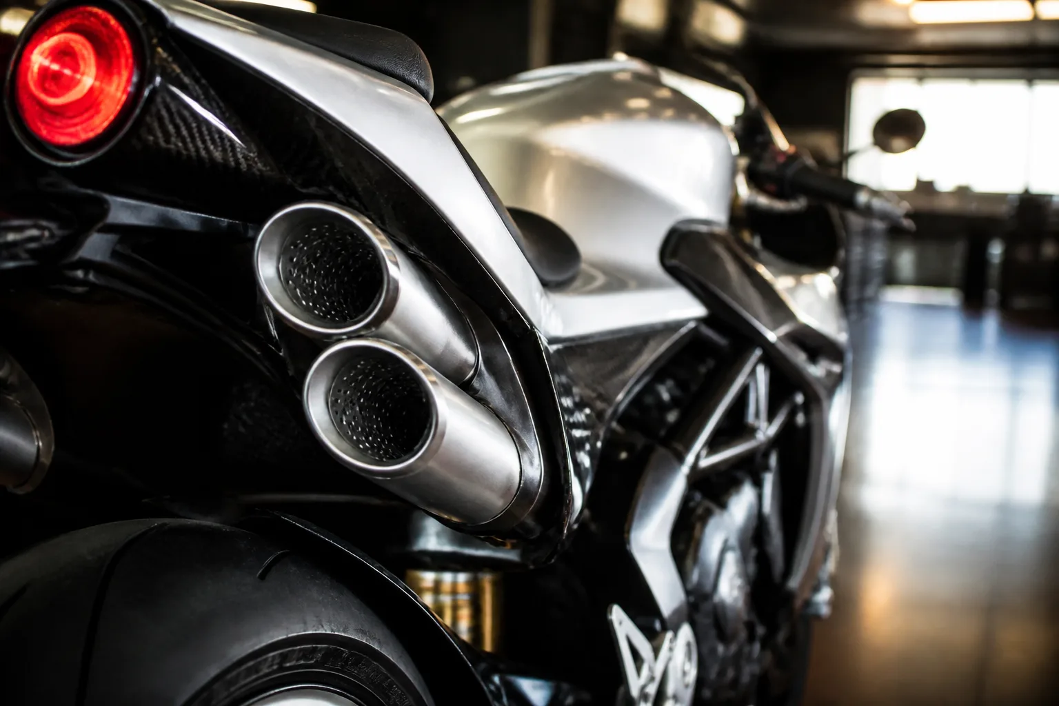 MV Agusta Superveloce kipufogó: hang és szabályok
